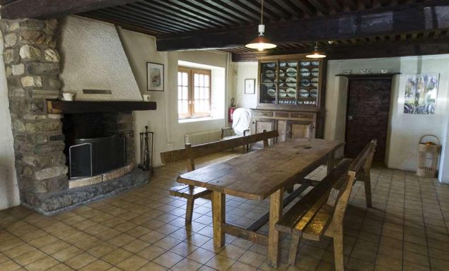 Salle repas avec cheminée
